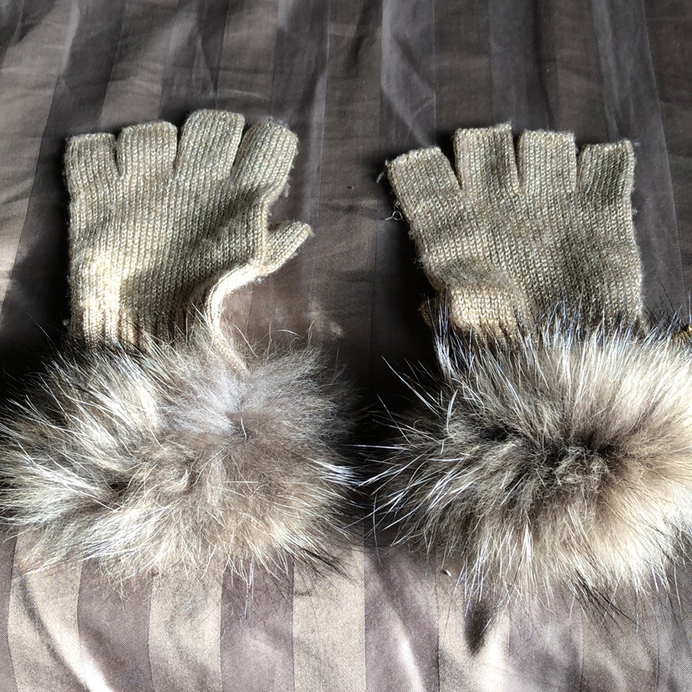 Polyester gloves with real fox fur